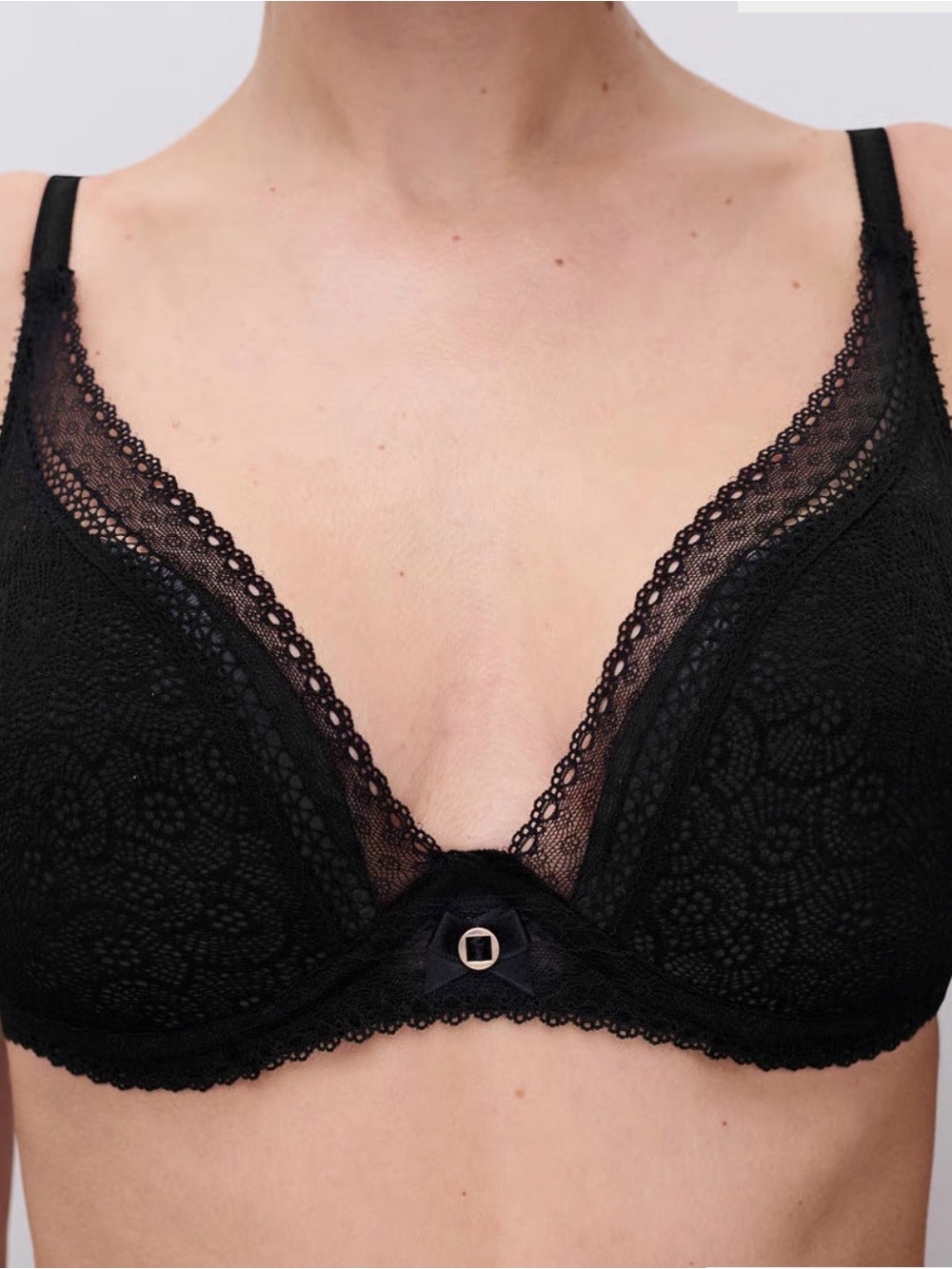 NWT Chantelle Black Lace Plunge Bra with Delicate Trim